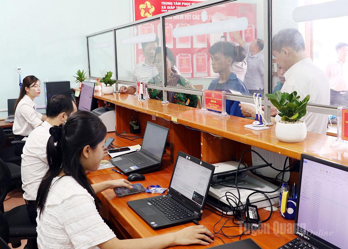 Cán bộ Trung tâm phục vụ hành chính công xã Giáp Trung ứng dụng CNTT để giải quyết thủ tục hành chính cho người dân.