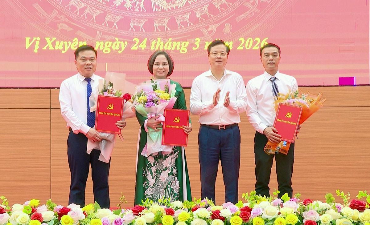 Đồng chí Trần Quang Minh, Ủy viên BTV Tỉnh ủy, Trưởng ban Tổ chức Tỉnh ủy tặng hoa và trao Quyết định cho các đồng chí được điều động.