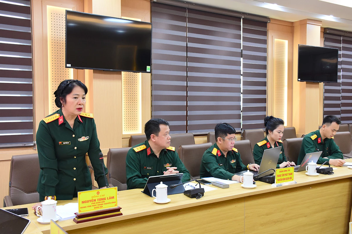 Đại tá Trịnh Tùng Lâm, Phó Giám đốc Trung tâm Phát thanh truyền hình Quân đội phát biểu tại buổi làm việc.